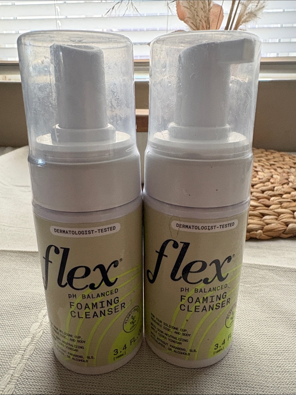 Flex pH Balanced Foaming Cleanser – White/Light Green